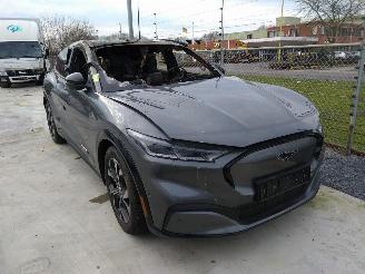 Vrakbiler auto Ford Mustang Mach-e 98kWh 338pk AWD 2021/5