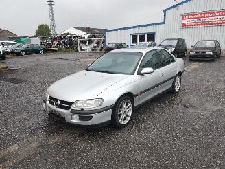 Salvage car Opel Omega 2.5 Zilver 147 voor Onderdelen 1998/3