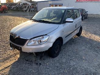 Salvage car Skoda Fabia 1.2 THP Zilver LA7W Onderdelen CGPB Motor 2012/6