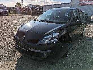 Sloopauto Renault Clio 1.6 Schwarz NV676 2006/10
