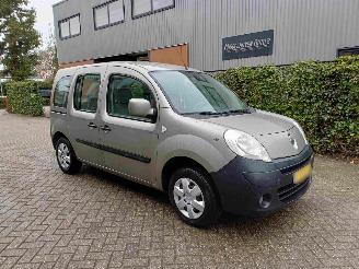 damaged passenger cars Renault Kangoo Family 1.6-16V Expression invalide / rolstoel vervoer 2008/3