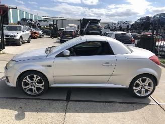Coche accidentado Opel Tigra 14i 16v 88000 km 2009/6