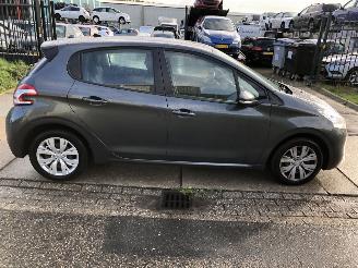 Auto incidentate Peugeot 208 1.2i 60kW E5 airco navi 2012/11