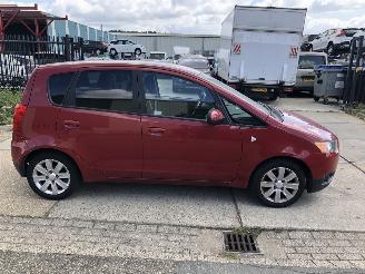 Vaurioauto  passenger cars Mitsubishi Colt 13i 70kW E5 Airco 2011/8