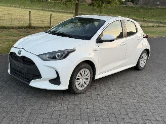 krockskadad bil auto Toyota Yaris Hybrid / Automaat 2021/1