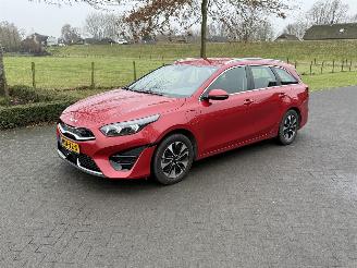 krockskadad bil auto Kia Ceed Spotrswagon 1.6 GDI PHEV Dynamicline 2022/2