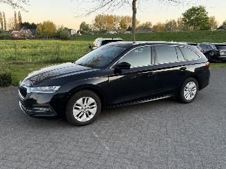damaged passenger cars Skoda Octavia 2.0 CRTDI 110KW DSG7 CLEVER 2023/2
