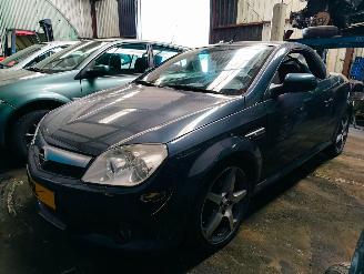 disassembly passenger cars Opel Tigra TwinTop 1.4-16V Linea Rosso 2004/1