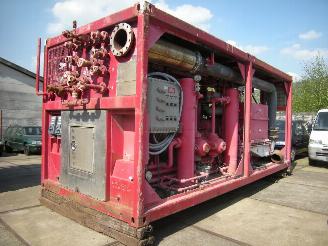 škoda strojů Caterpillar  OFFSHORE CONTAINER 20ft INCL WARMTEWISSELAAR 10 ft GASCOMPRESSOR UNIT V12 CATERPILLAR 2000/1