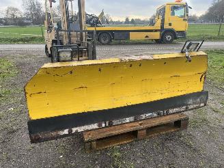 damaged machines Overige  ATKINSON-HOWIE SNEEUWPLOEG (KLEIN) KAN HYDRAULISCH NAAR 1 ZIJDE BEWEGEN 1998/1