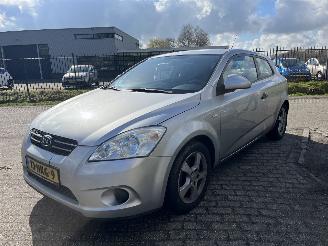 Damaged car Kia Cee d PRO CEED 1.4 CVVT FIFTEEN AIRCO 2009/1