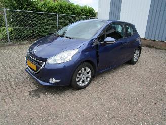 krockskadad bil auto Peugeot 208 1.2 VTI Navi Airco 131.000 KM 2012/7