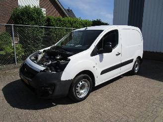 krockskadad bil bedrijf Peugeot Partner 1.6 HDI Navi Airco 175.000 Km 2017/3