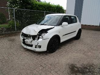 skadebil auto Suzuki Swift 1.3 Airco Radio/CD Parelmoer Wit 2009/1