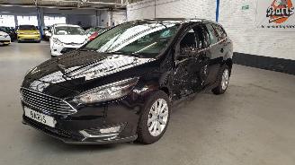 Damaged car Ford Focus 1.0 TI-VCT ECOBOOST 12V 125 COMBI  BENZ 998 CC 92KW 125 PK 2017/7
