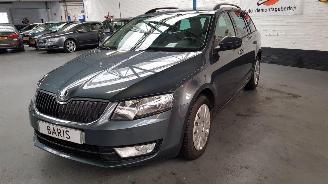 krockskadad bil auto Skoda Octavia 1.6 TDI GREENLINE 16V COMBI/O 4DRS DSL 1.598CC 81KW 110PK 2016/1