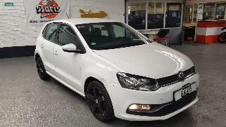 Voiture accidenté Volkswagen Polo 1.2 TSI 16V BLUEMOTION AUT  BENZ 1.197CC 66KW 90PK 2014/9