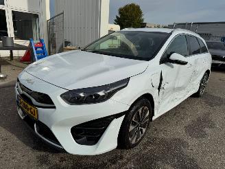 krockskadad bil auto Kia Cee d Sportswagon 1.6 AUTOMAAT GDI PHEV DynamicPlusLine BJ 2023 2023/1
