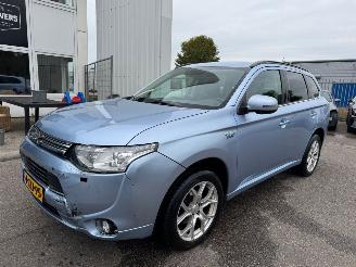 Voiture accidenté Mitsubishi Outlander 2.0 PHEV Instyle+ AUTOMAAT 2013/12