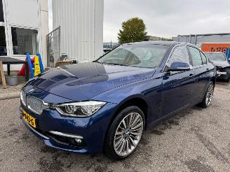 Schadeauto BMW 3-serie 318i Luxury Edition Automaat 2019/1