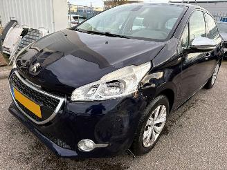 krockskadad bil auto Peugeot 208 1.2 VTi Urban Soul AUTOMAAT 2013/10