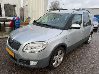 damaged passenger cars Skoda Roomster 1.6-16V AUTOMAAT Scout BJ 2008 76137 KM 2008/6