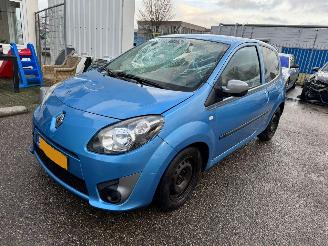 Damaged car Renault Twingo 1.2-16V Collection BJ 2011 125.698 KM 2011/11