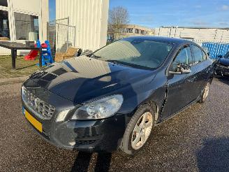 uszkodzony samochody osobowe Volvo S-60 2.0T Intro Edition BJ 2011 223.153 KM 2011/1