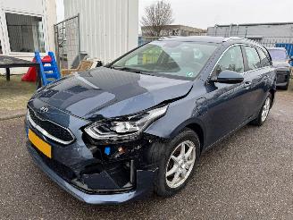 damaged passenger cars Kia Ceed Sportswagon 1.6 GDI PHEV DynamicLine 2021/3