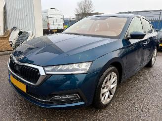 krockskadad bil auto Skoda Octavia 1.5 AUTOMAAT  e-TSI Business Edition Plus 2023/1