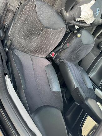 Peugeot 107 1.0 Access picture 17