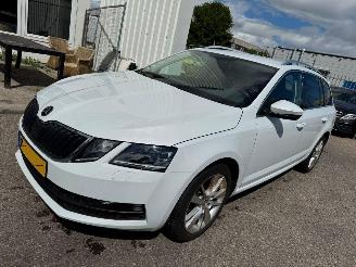 krockskadad bil auto Skoda Octavia Combi 1.5 AUTOMAAT TSI Greentech Business Edition Plus 2020/1