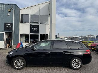 Schadeauto Peugeot 308 1.2 PureTech Blue Lease Executive 2018/7