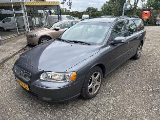 uszkodzony samochody osobowe Volvo V-70 2.4  Edition 1 2006/8