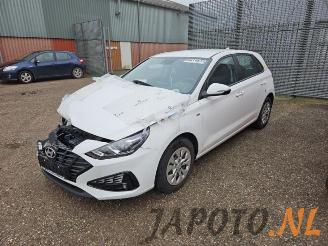 Coche siniestrado Hyundai I-30 i30 (PDEB5/PDEBB/PDEBD/PDEBE), Hatchback, 2016 1.0 T-GDI 12V Hybrid 48V 2022/10