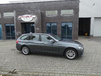 Damaged car BMW 3-serie Touring 318i Cent.Hi.Ex. 2017/1