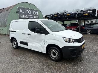 krockskadad bil bedrijf Peugeot Partner 1.5 Bleuhdi 73KW Clima Navi Premium NAP 2022/2