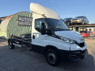 krockskadad bil bedrijf Iveco Daily 3.0 Autom. 132KW 35S18H 410 Chassiscabine Luchtremmen 2022/12