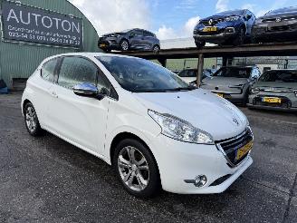 skadebil auto Peugeot 208 1.2 60KW Allure Navi Clima NAP 2013/3