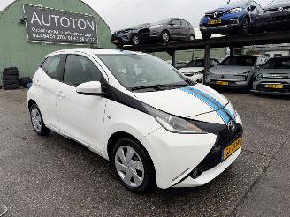 Unfallwagen Toyota Aygo 1.0 VVT-I 51KW X-Play Led Airco 5-Drs Camera NAP 2015/6