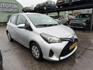 Vaurioauto  passenger cars Toyota Yaris 1.0 VVT-I 51KW Clima Navi Camera Led Aspiration 5-Drs NAP 2015/2