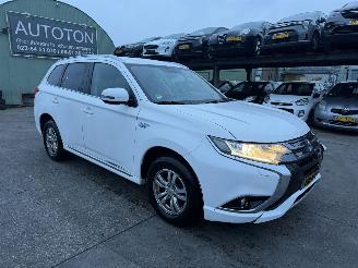 Schadeauto Mitsubishi Outlander 2.0 PHEV 89KW Autom. Clima Navi Led Business Edition NAP 2015/12