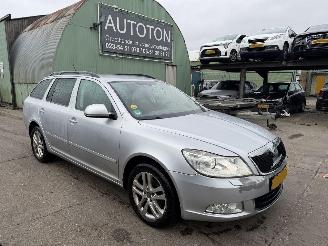 skadebil auto Skoda Octavia 1.6 TDI 77KW Clima Navi Xenon Elegance 2012/7
