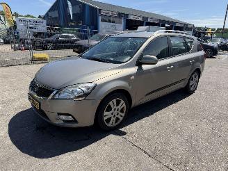 damaged passenger cars Kia Cee d 1.4 CVVT 66KW Clima X-Executive NAP 2010/11