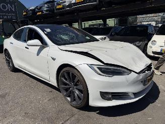 Damaged car Tesla Model S 75D 245KW Pano Clima Navi Led 2017/12