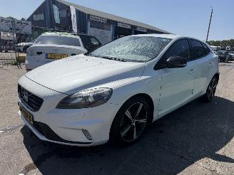 damaged passenger cars Volvo V-40 2.0 D2 88KW R-Design Xenon Clima Navi Business NAP 2015/8