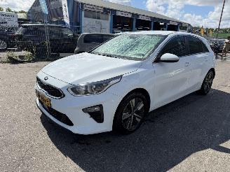 Damaged car Kia Ceed 1.0 T-GDI 88KW Clima Navi Led Xenon Camera DynamicPlusLine NAP 2019/6