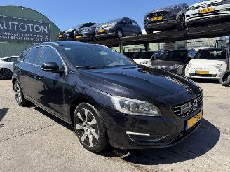 Schadeauto Volvo V-60 2.4 D6 PHEV 158KW AWD R-Design Clima Navi Schuifdak 2014/7