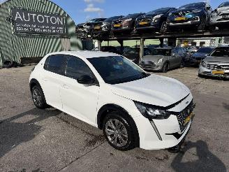 Voiture accidenté Peugeot e-208 EV 50 kWh 100KW Autom. Clima Navi Led Active Pack 2023/6