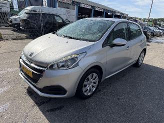 Voiture accidenté Peugeot 208 1.2 60KW Active Navi Airco 5-Drs 2016/5